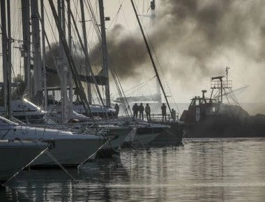 Στις φλόγες τυλίχθηκε θαλαμηγός στη Γλυφάδα